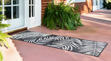 Load image into Gallery viewer, Outdoor Palm Rug in Black