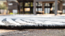 Load image into Gallery viewer, Outdoor Palm Rug in Black